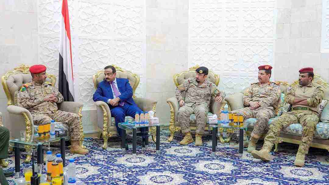 المحافظ بن الوزير يرأس لقاء موسع بحضور بن عزيز والشريف والبقمي