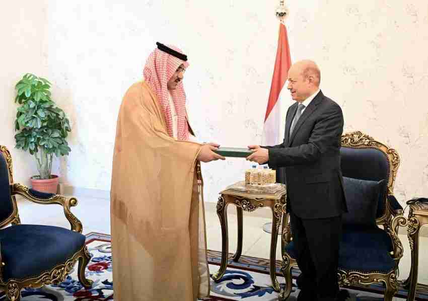 *رئيس مجلس القيادة الرئاسي يتسلم دعوة من خادم الحرمين الشريفين لحضور القمة العربية عدن*