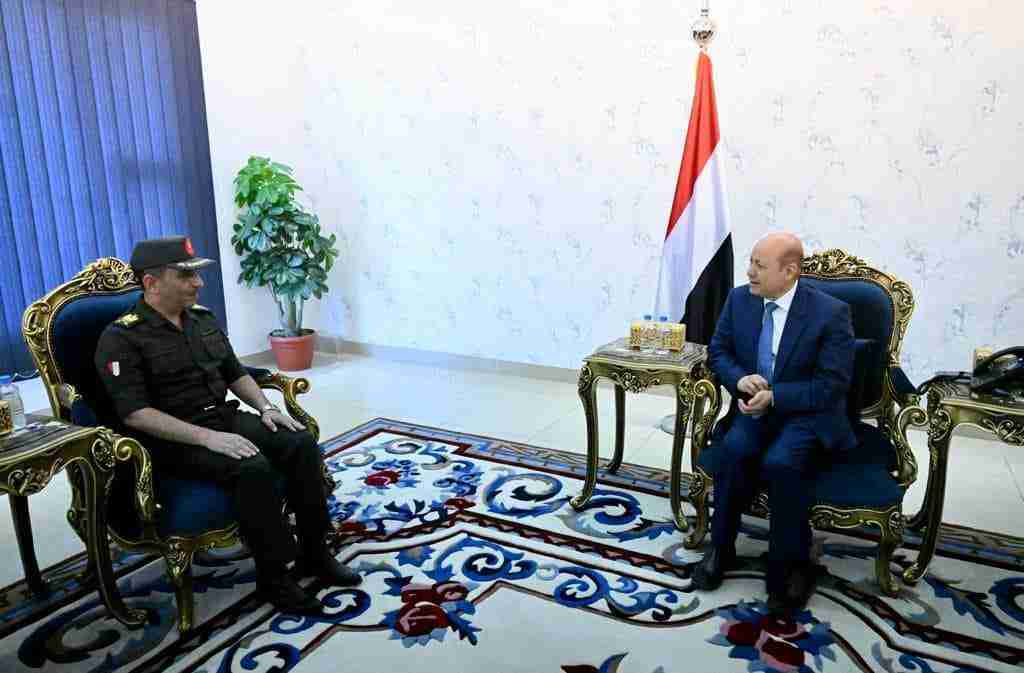 رئيس مجلس القيادة الرئاسي يستقبل في عدن وفداً عسكرياً مصرياً رفيع المستوى
