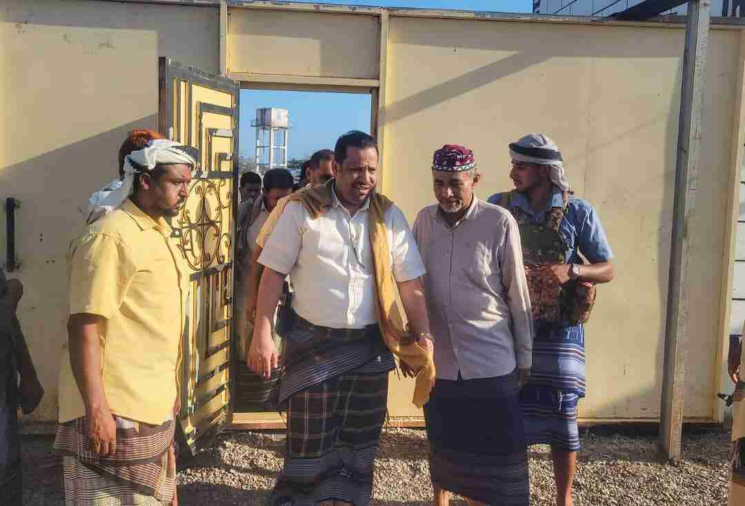 قيادات بارزة تزور البطل اللواء محمود الصبيحي بمنزله