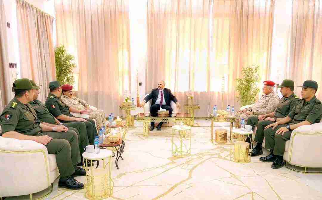 الرئيس الزُبيدي يبحث مع الوفد العسكري المصري سُبل التعاون والتنسيق المشترك في عدد من الجوانب الامنية