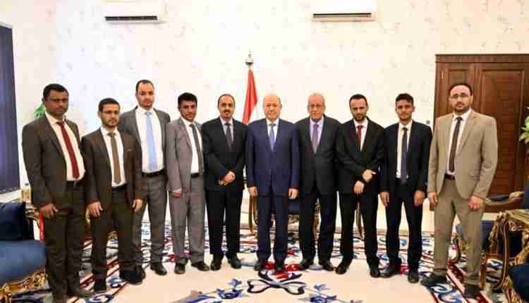 إستبعاد صحفي محرر من سجون الحوثي من مقابلة العليمي ضمن الصحفيين المحررين