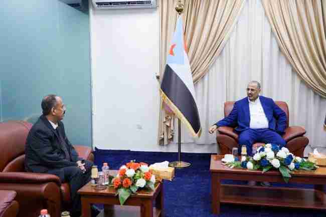 الرئيس الزُبيدي يطّلع على سير عمل شركة طيران اليمنية وخططها المستقبلية