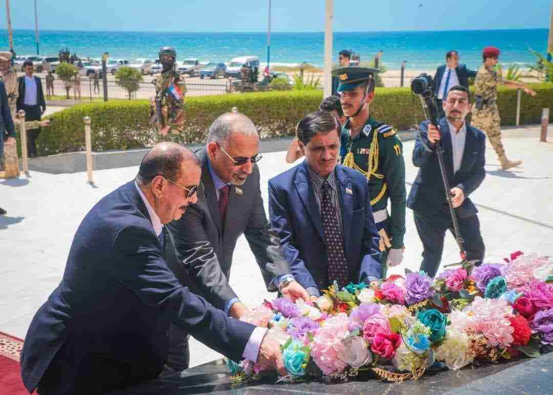 الرئيس القائد عيدروس الزُبيدي ونائباه يزورون ساحة شهداء تحرير ساحل حضرموت ويضعون إكليلا من الورود على النصب التذكاري
