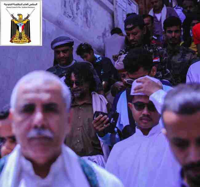 رئيس وأعضاء المجلس العام للمقاومة الجنوبية يؤدون صلاة الجمعة بجامع عُمر بالمكلا