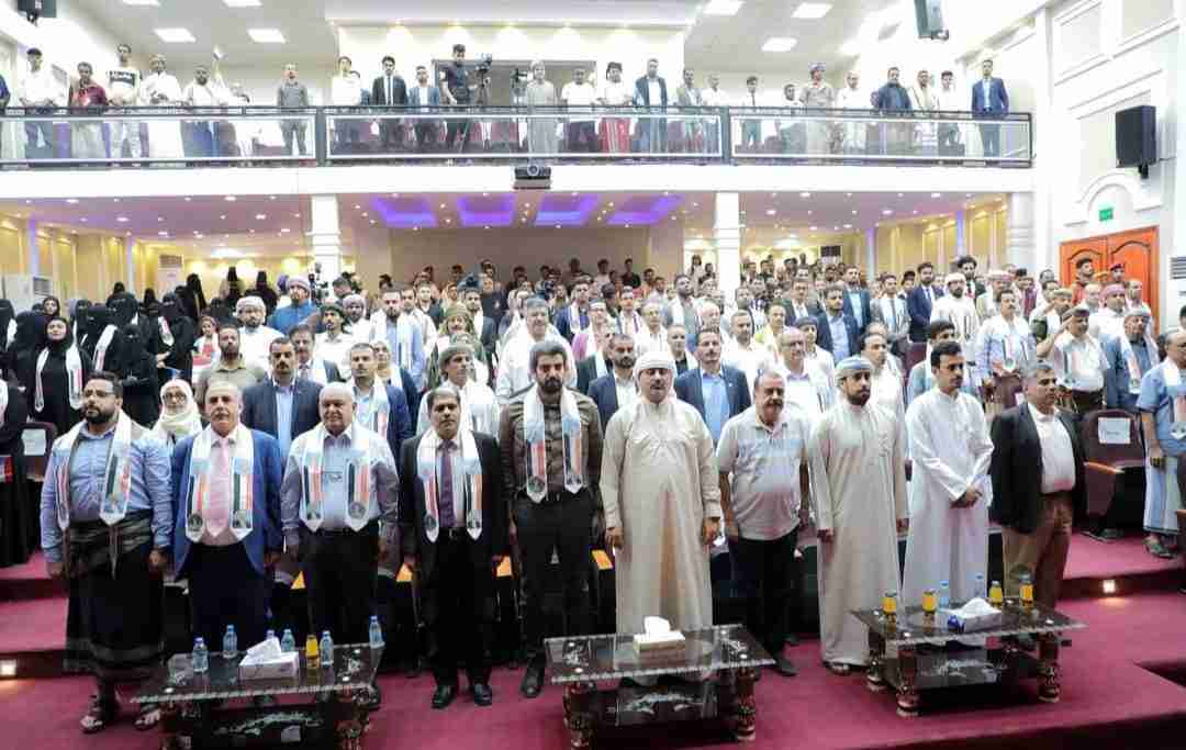 بحضور الرئيس الزبيدي ..حفل فني وخطابي بذكرى إعلان فك الارتباط في المكلا