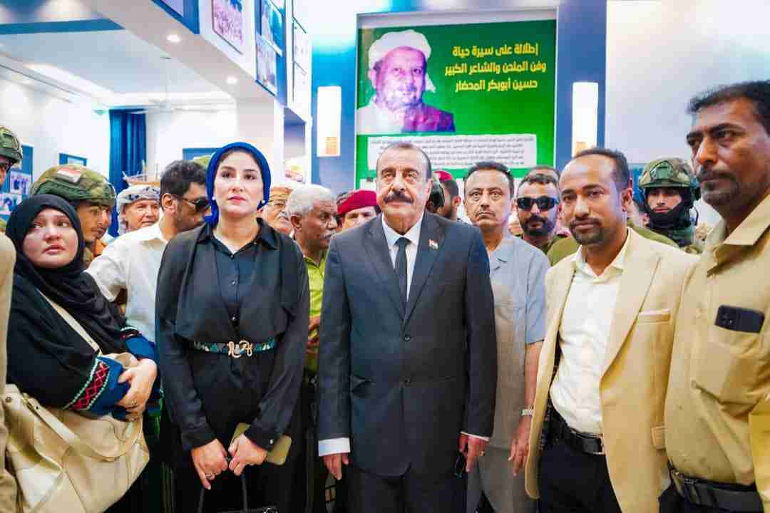 اللواء بن بريك يقوم بجولة تفقدية في مديرية الشحر ويزور متحف المحضار وحصن عيّاش