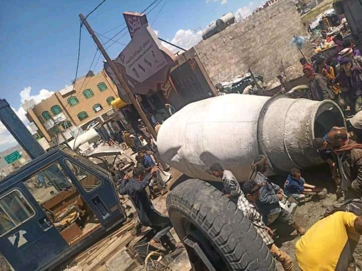 سقوط خلاطة أسمنت من أعلى جسر في صنعاء