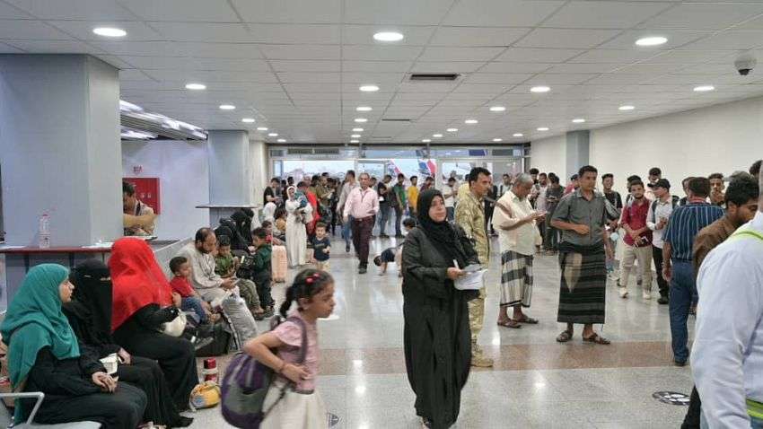 وصول الدفعة الرابعة من اليمنيين العالقين في السودان الى مطار عدن*