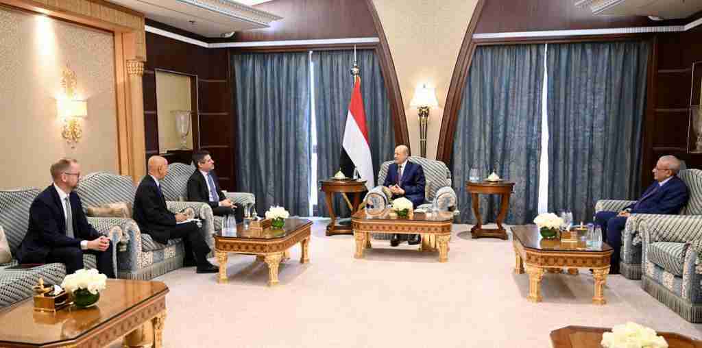 رئيس مجلس القيادة الرئاسي يستقبل السفير الاميركي