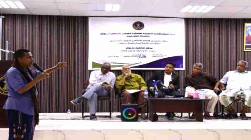 منسقيتا الانتقالي في كليتي الآداب والبيئة بجامعة حضرموت تنظمان حلقة نقاشية حول "حضرموت تدافع الخيارات وغموض المآلات"