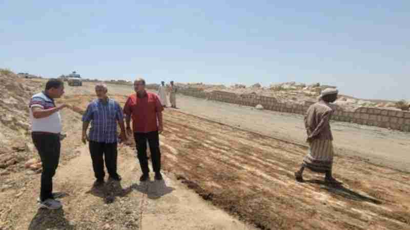 المدير التنفيذي للمؤسسة العامة للطرق والجسور يتفقد سير العمل في مشروع طريق عقبة العشعش