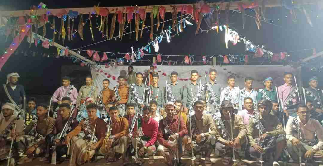 في أجواء كرنفالية سعيدة...الروضة تحتفل بعرسان الزفاف الجماعي بحفل مسرحي هادف