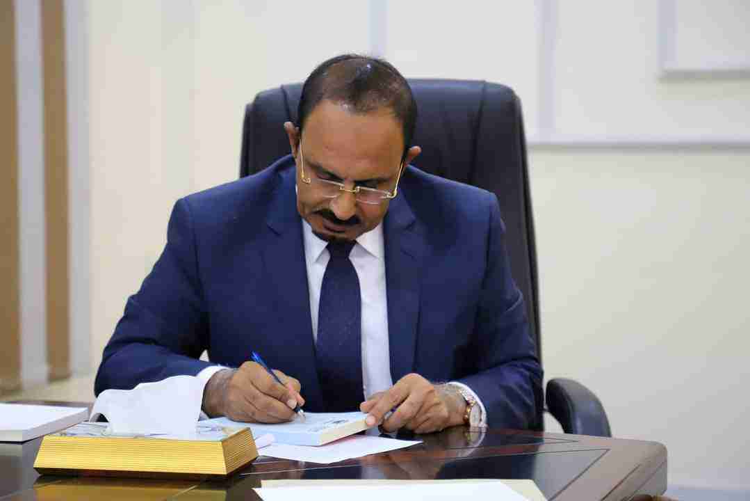 عاجل. محافظ حضرموت يوجه بإيقاف بيع وشراء العملات الأجنبية من اليوم حتى اشعار آخر