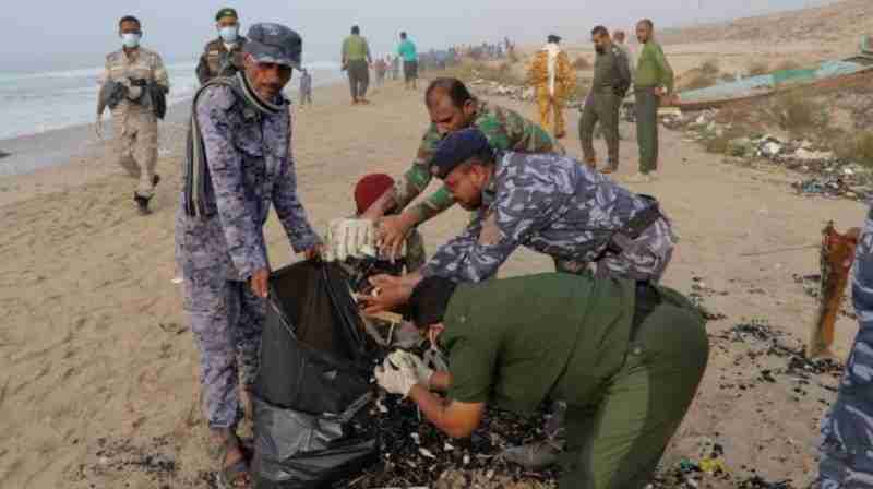 بحضور مدير عام الأمن والشرطة -  ضباط وأفراد الشرطة ينفذون حملة نظافة تطوعية في شارع الستين بالمكلا