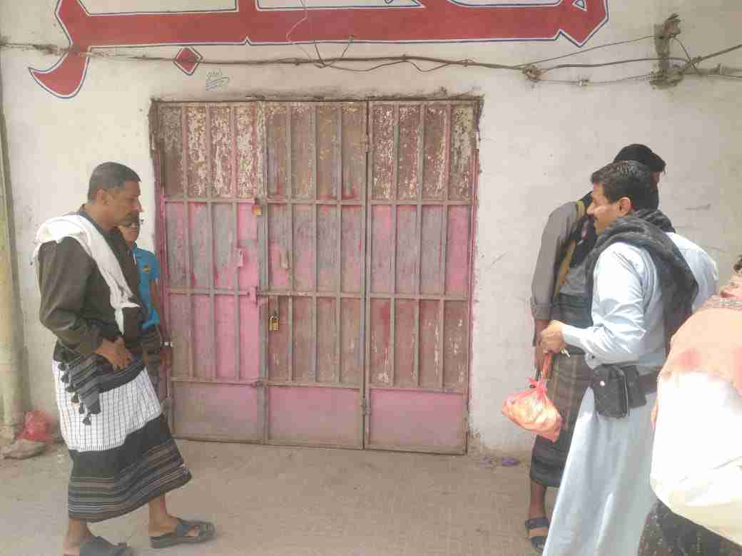 عاجل. مكتب الصناعة بشبوة يغلق فرن مخالف باوزان الروتي في مدينة عتق