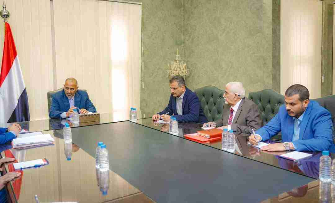 عاجل الرئيس الزُبيدي يشدد على سرعة توفير حلول عاجلة لانتشال وضع كهرباء العاصمة عدن