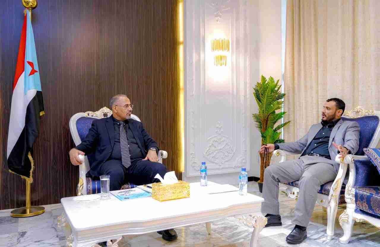 الرئيس الزُبيدي يطّلع على سير عمل القيادات المحلية للمجلس الانتقالي بمحافظة شبوة ومديرياتها