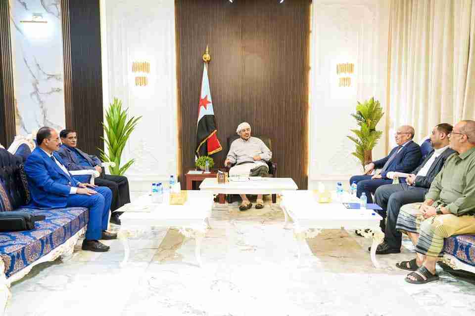 الرئيس القائد عيدروس الزُبيدي يناقش مع اللواء البحسني سُبل تعزيز الجبهة الداخلية