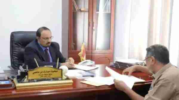 محافظ حضرموت يبحث سبل تفعيل مشاريع كهرباء الريف