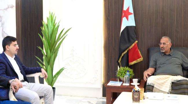 الرئيس الزُبيدي يشدد على تعزيز حضور الانتقالي في محافظة المهرة