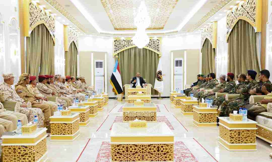 الرئيس الزُبيدي يرأس اجتماعا للقادة العسكريين والأمنيين بمحافظة لحج