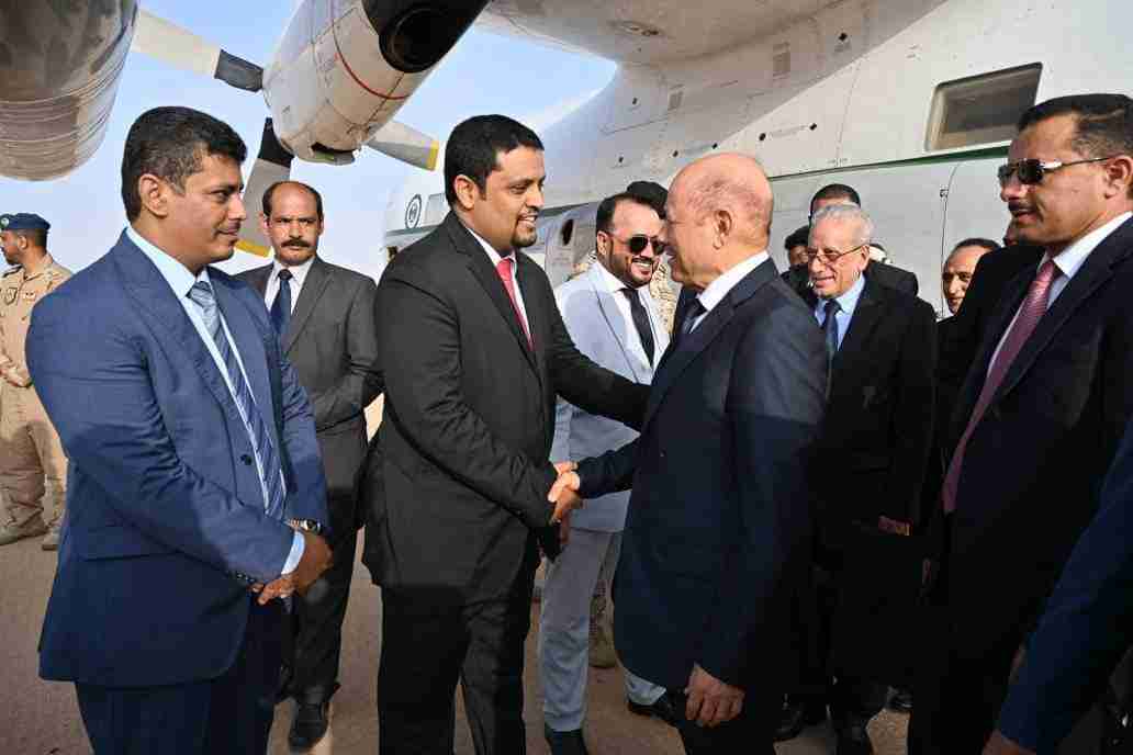 رئيس مجلس القيادة الرئاسي يصل الغيضة في زيارة تفقدية لمحافظة المهرة