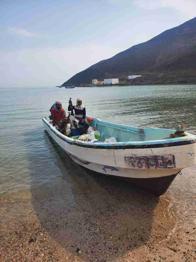 ألوية العمالقة تَضبط قاربًا يحمل أسلحة مهربة في باب المندب