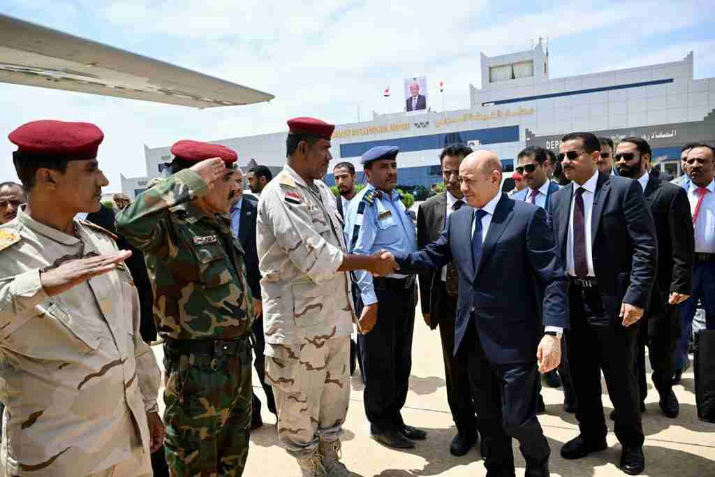 رئيس مجلس القيادة الرئاسي ينهي زيارة تفقدية مثمرة لمحافظة المهرة