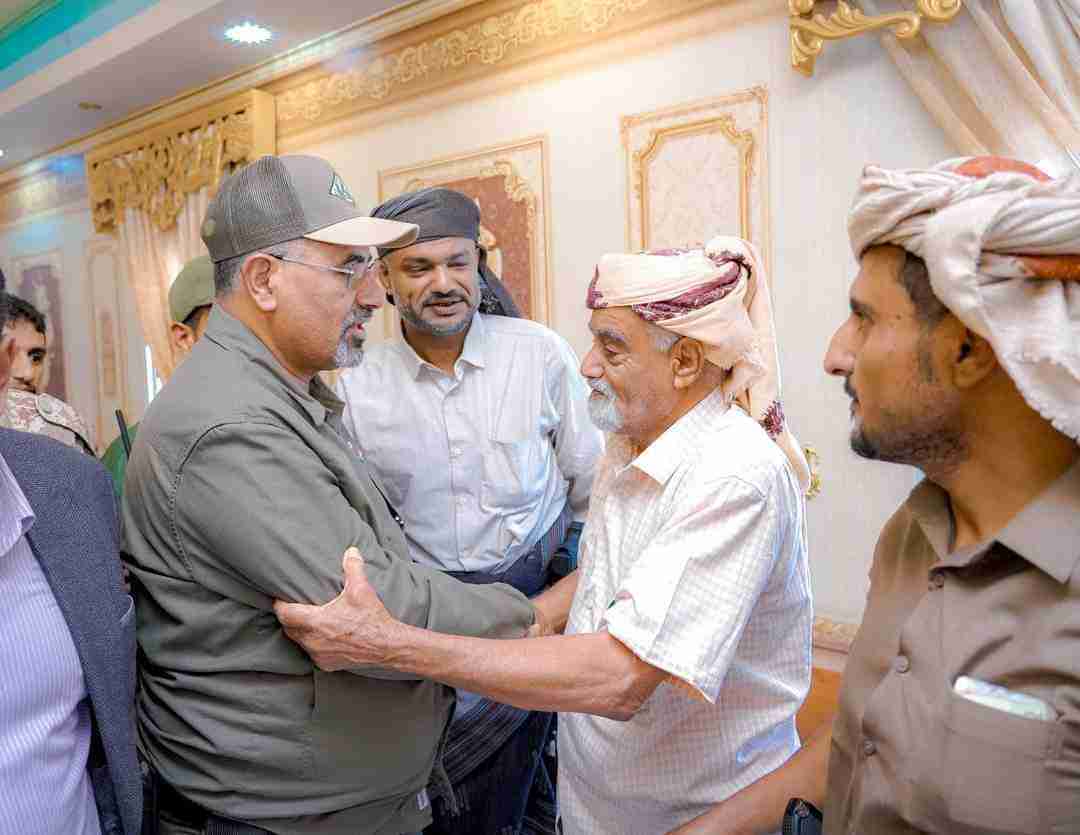 الرئيس الزُبيدي يزور أسرة الشهيد البطل عبداللطيف السيّد بأبين