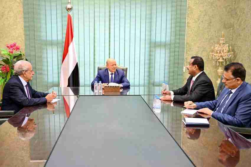 عاجل. د العليمي رئيس مجلس القيادة الرئاسي يجتمع بمحافظ محافظة شبوة الشيخ ابن الوزير