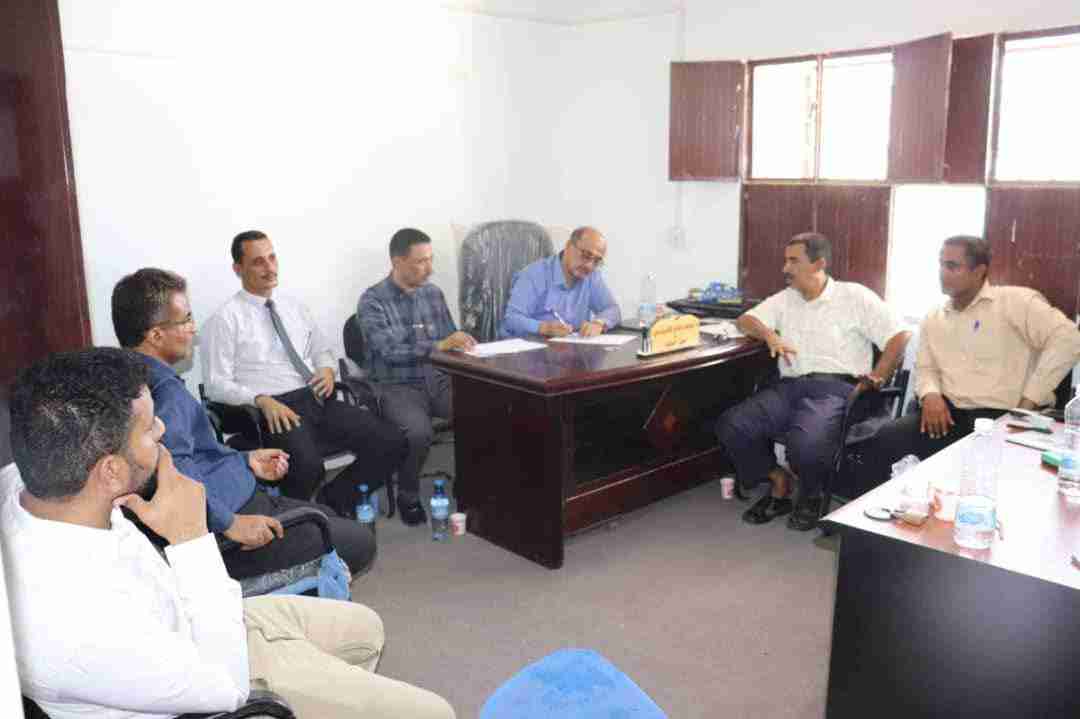 *قيادة جامعة شبوة تطلع على الاحتياجات العاجلة لكليتي الحاسوب وتكنولوجيا المعلومات والتربية عتق*