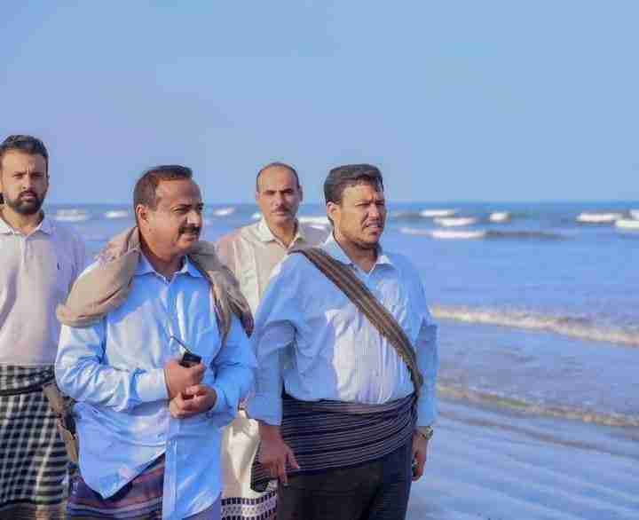 عضو المجلس الرئاسي عبدالله العليمي ومحافظ شبوة يتفقدان عدد من المناطق بعدن