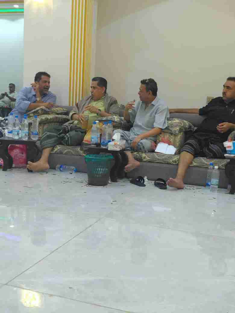 بينهم وزير الدفاع ومحافظ شبوة .. جموع غفيرة يعزون الدكتور عدنان الجفري بوفاة اخيه العميد علي