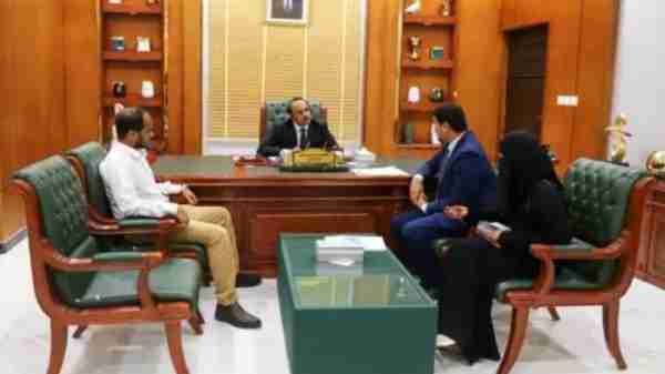 محافظ حضرموت يطلع على تقرير نتائج برنامج “شراكات” لتأهيل الكادر الشبابي بالمكاتب الحكومية