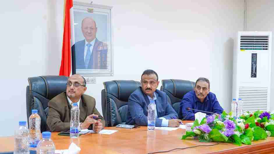 لجنة المناقصات بشبوة تقر العطاءات القدمة لتنفيذ اربعة مشاريع تنموية وخدمية بالمحافظة .