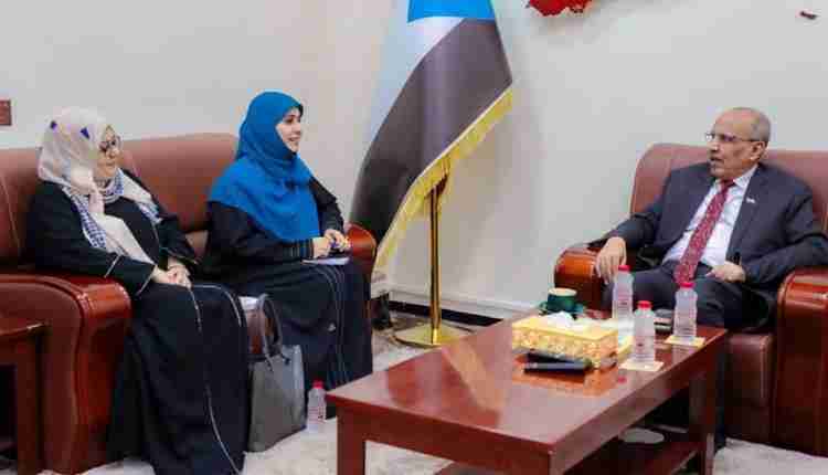 الانتقالي يجدد دعمه للارتقاء بالعملية التربوية والتعليمية والسعي لحصول المعلمين لحقوقهم