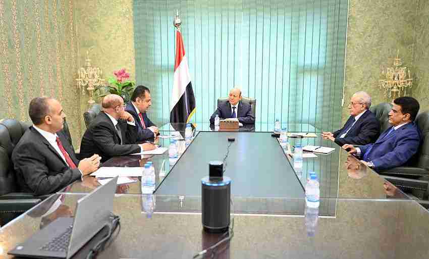 عاجل رئيس مجلس القيادة الرئاسي يعقد اجتماعا برئيس الوزراء والمسؤولين المعنيين بالشان الاقتصادي*