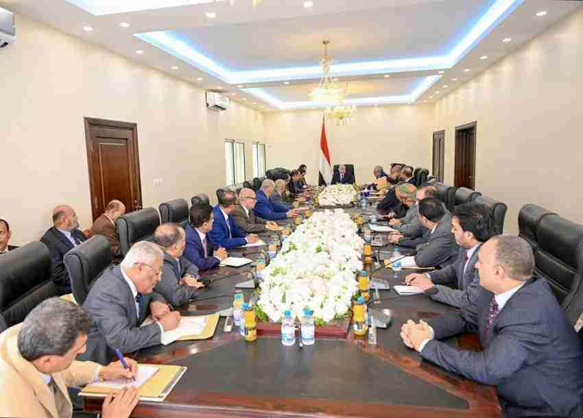 عاجل رئيس مجلس القيادة الرئاسي يرأس جانبا من اجتماع مجلس الوزراء*