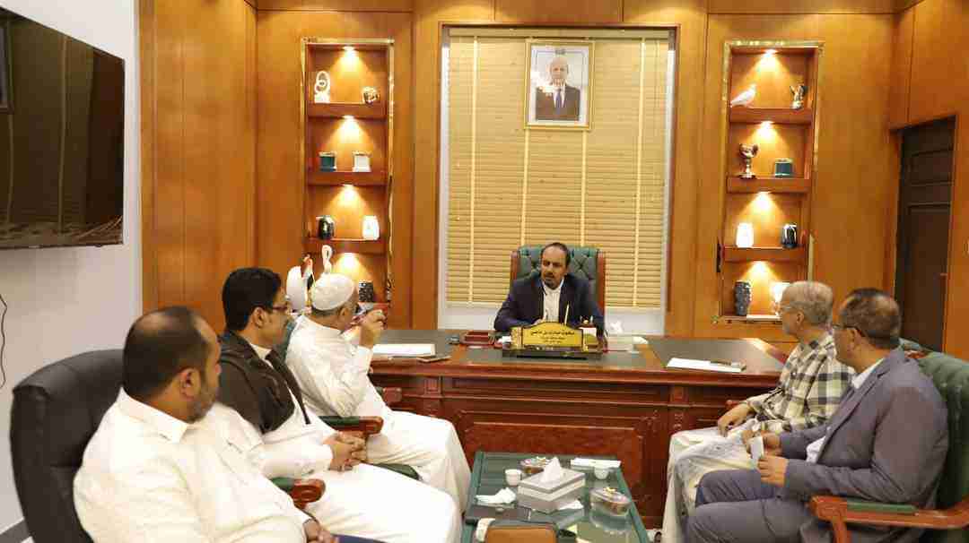 محافظ حضرموت يرأس اجتماعًا لمناقشة سُبل الدفع بالاستثمار وتحسين قطاع الكهرباء