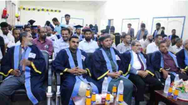 محافظ سقطرى ورئيس جامعة حضرموت يكرما أوائل الطلاب والحاصلين على مرتبة الشرف بالدفعة الـ 21 بكلية التربية